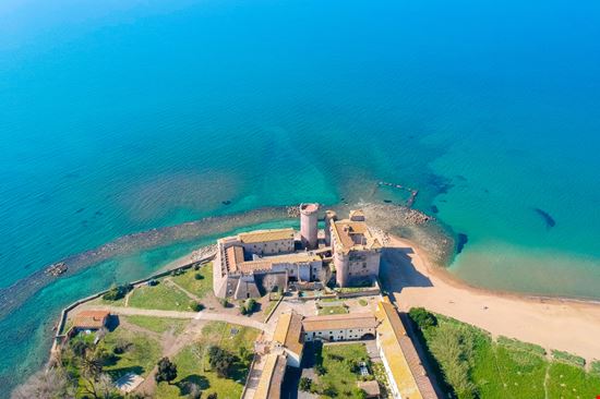 Spiaggia di Santa Severa - Castello Santa Severa Shutterstock.com 